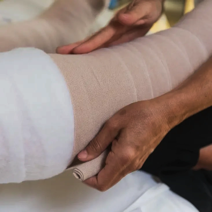 Sanfte, rhythmische Griffe unterstützen Ihr Lymphsystem dabei, angestaute Flüssigkeit abzutransportieren und Schwellungen zu reduzieren.